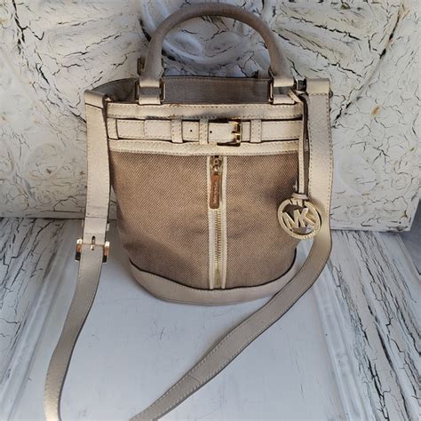 Michael Kors Kingsbury Bucket Bag Black Leather Gold Tone.